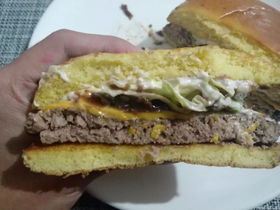 厚厚的牛肉饼和红酒酱在一起好吃么？汉堡王经典安格斯厚牛堡测评