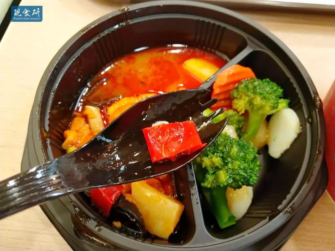 肯德基新品测评，饭桶系列的川辣泡椒鸡块饭好吃嘛？