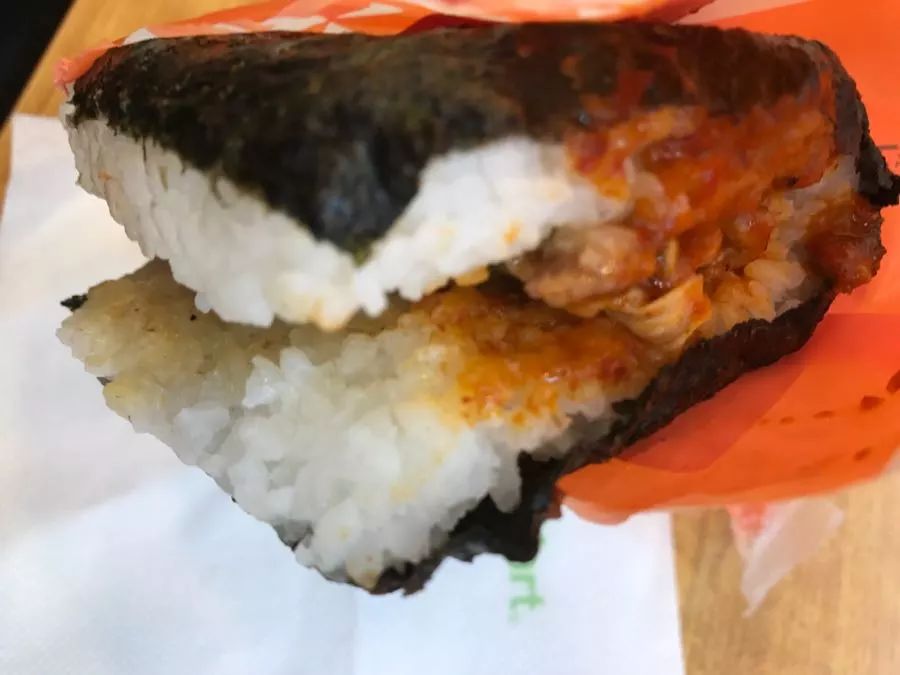 没热透的全家韩式烤肉饭团~~肥肉很多哎