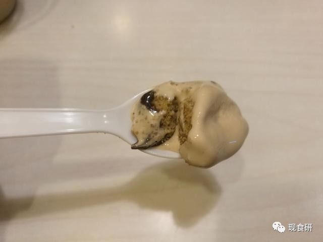 麦当劳霆锋曲奇新地加冰激凌，吃到怀疑人生