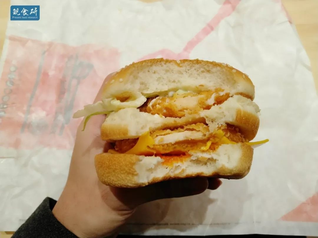 汉堡王为什么你会这么熟练啊！加点配料就变新品的霸王鸡堡测评