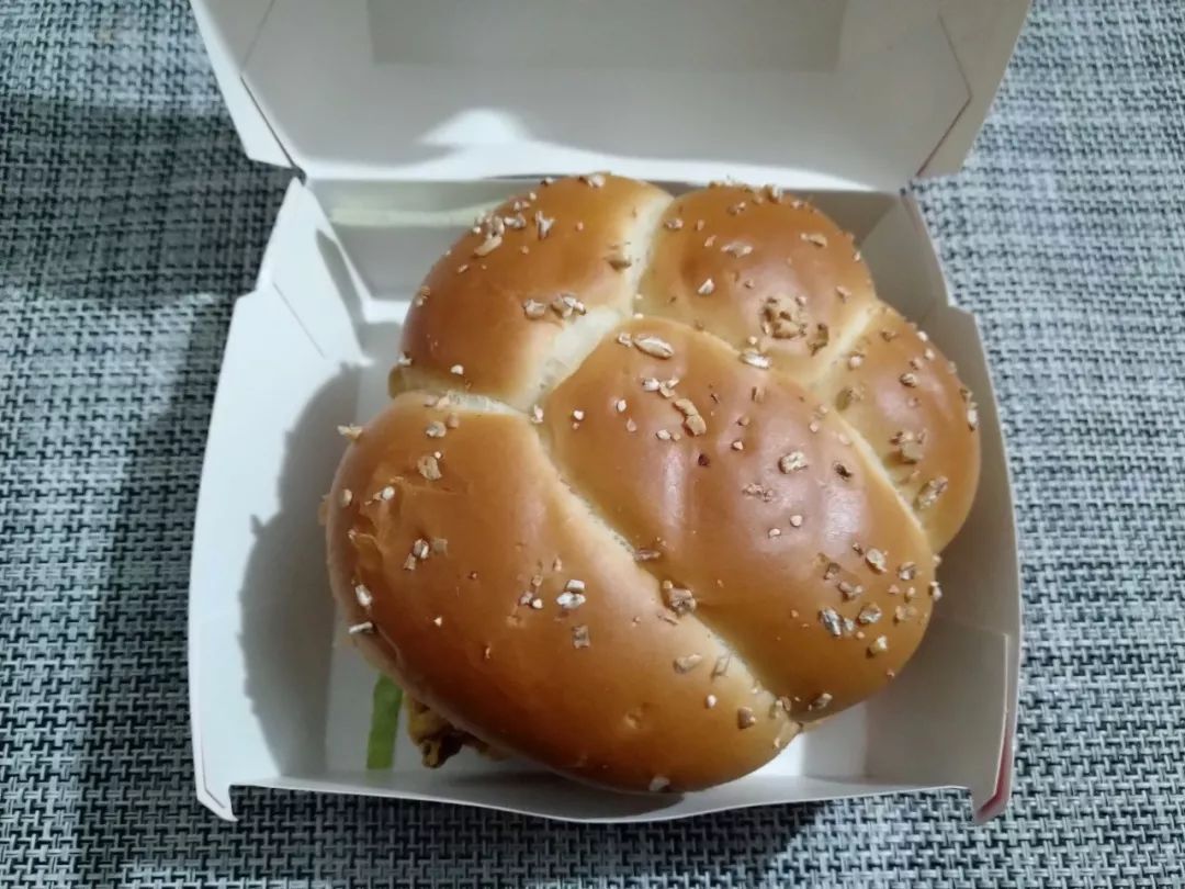 麦当劳新品测评，口感超级结实的捉妖记团圆堡味道如何