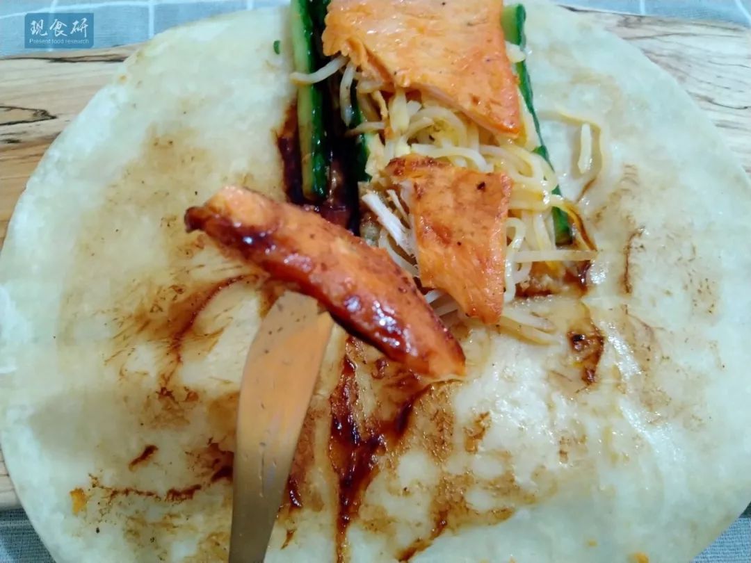 肯德基在成为中餐馆子的路上崴了脚？大饼卷香烤鸡扒蛋测评