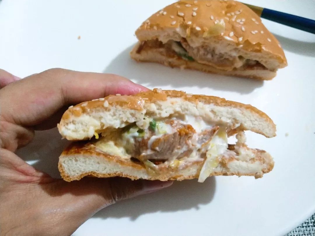 竟然有些出乎意料的好吃，华莱士的板烧鸡腿堡测评
