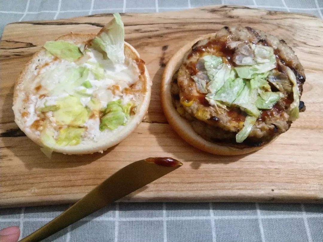 每一口都超级生脆，汉堡王双层BBQ烤猪堡测评
