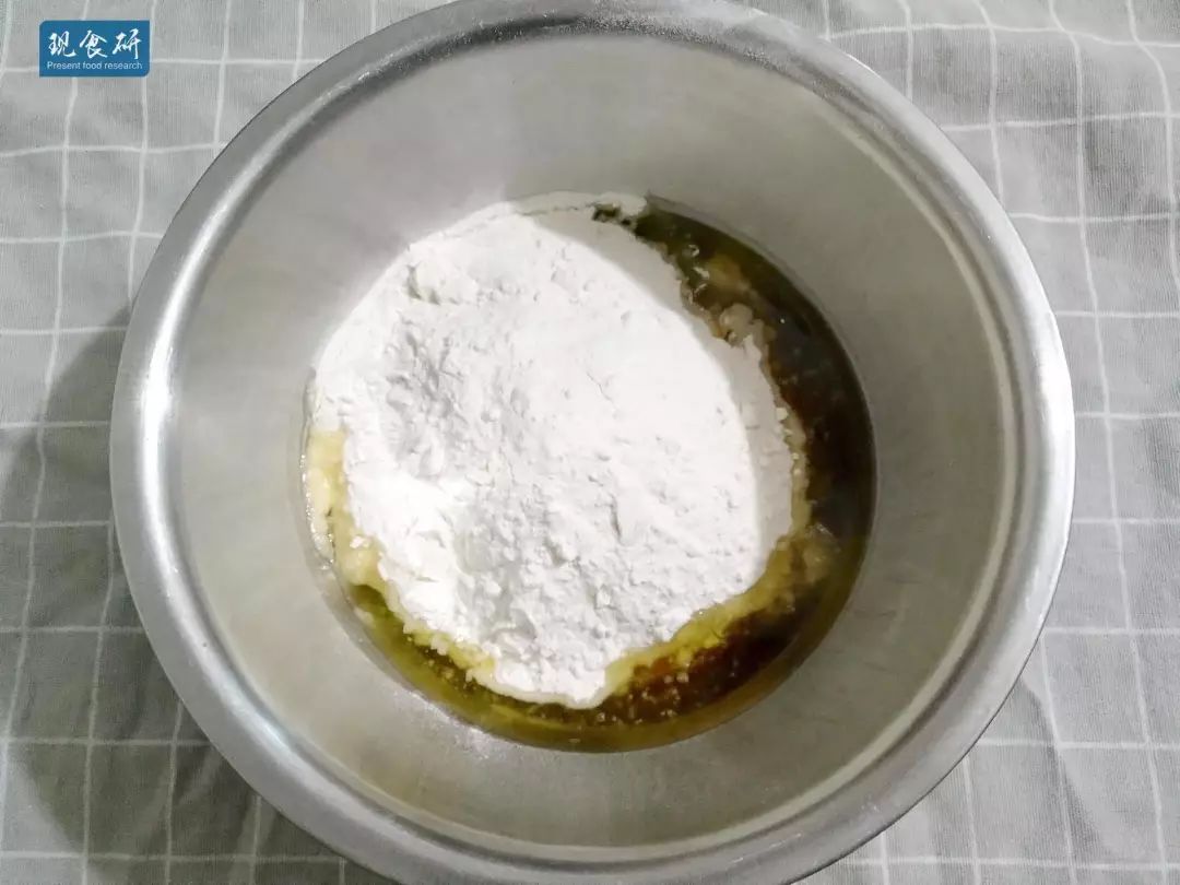 明年中秋想要自己做月饼嘛？鲲教你超简单做出普通以上的月饼
