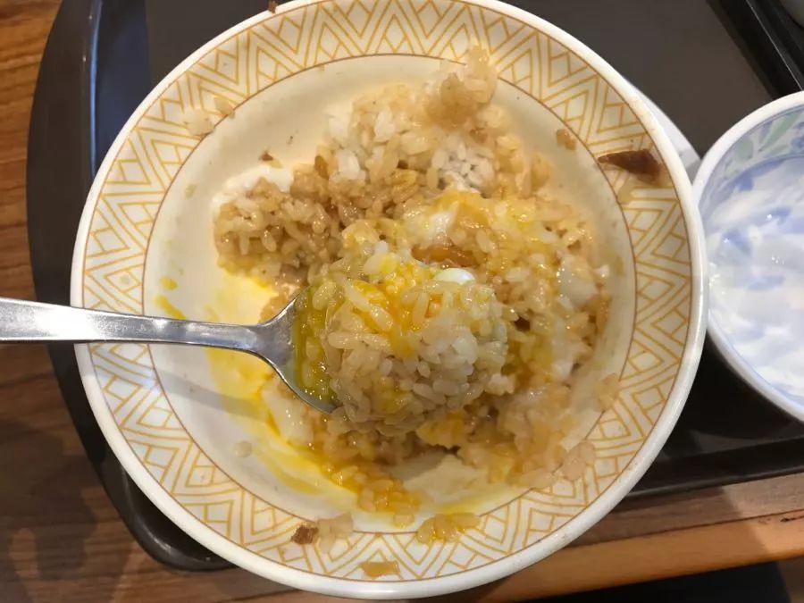 温泉蛋拌饭的味道是什么样的呢？食其家的牛肉饭加温泉蛋测评~