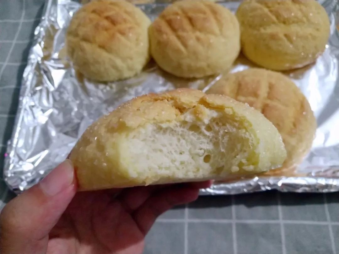 发动魔法卡融合，将两块面团融合成好吃菠萝包~