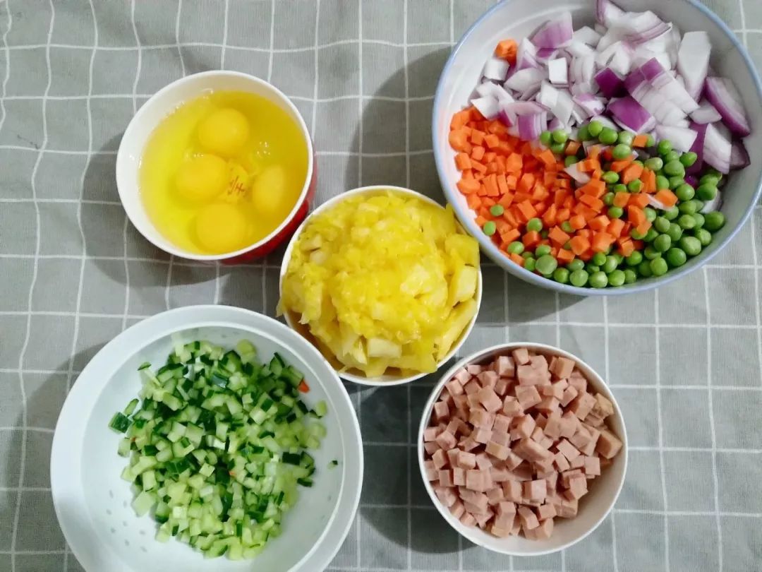 菠萝除了生吃还能用来炒饭，一起来打开菠萝的新世界大门吧~