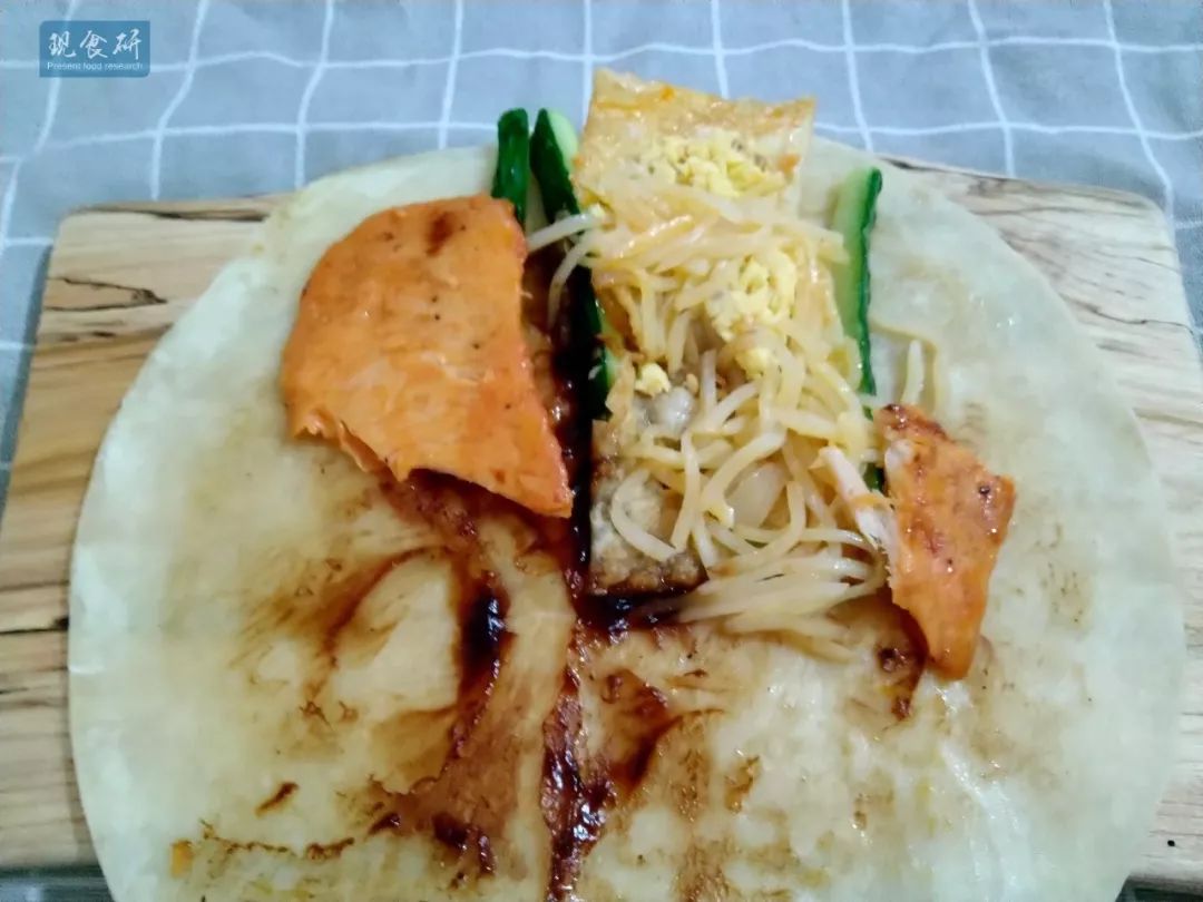 肯德基在成为中餐馆子的路上崴了脚？大饼卷香烤鸡扒蛋测评