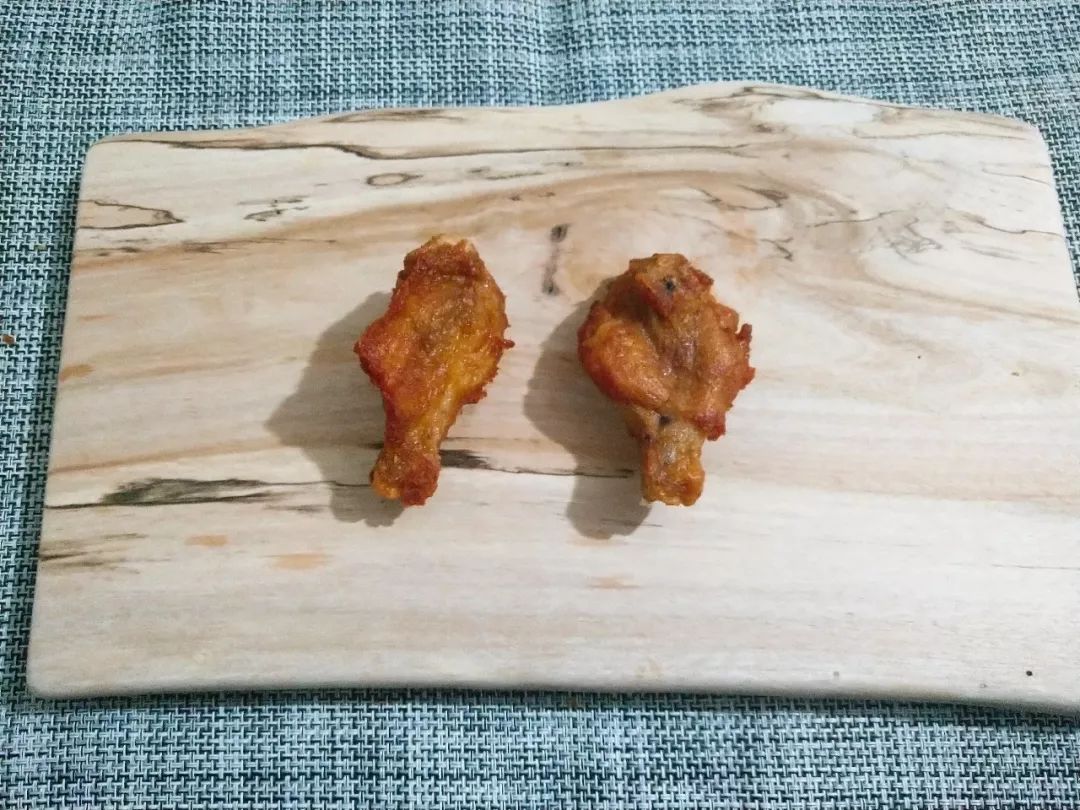孜然扒翅和香酥鸡腿，华莱士两款普通的小食测评
