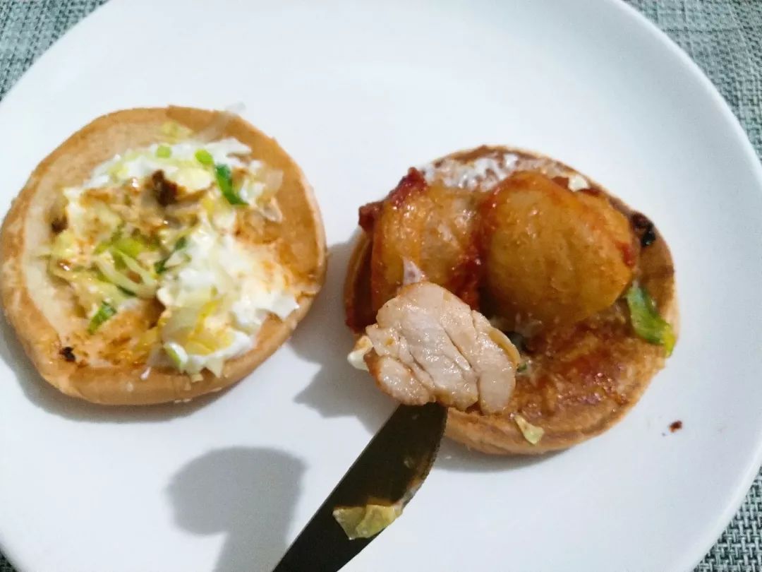 竟然有些出乎意料的好吃，华莱士的板烧鸡腿堡测评
