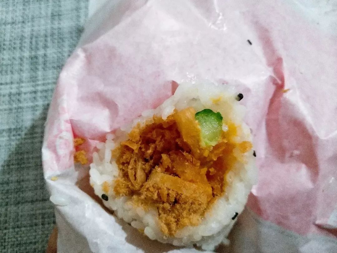 咸蛋黄与饭团结合会好吃么？肯德基金沙咸蛋黄肉酥饭团测评