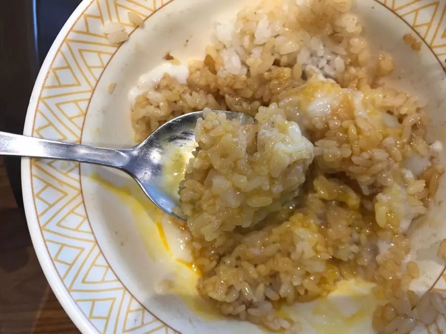温泉蛋拌饭的味道是什么样的呢？食其家的牛肉饭加温泉蛋测评~