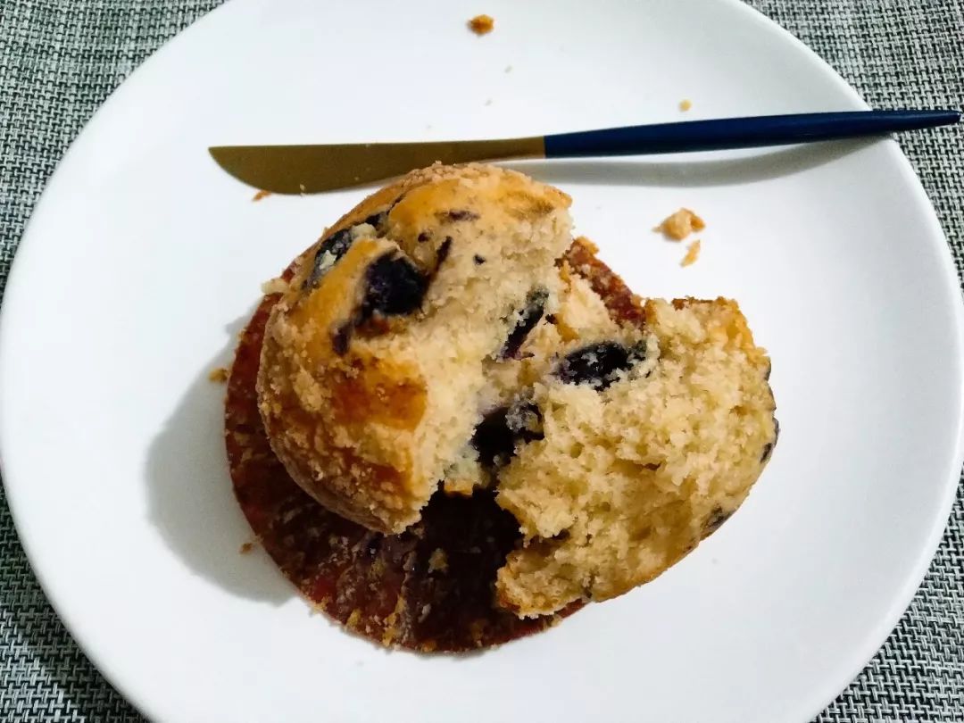 包含蓝莓果肉的好吃小蛋糕，星巴克蓝莓麦芬味道如何？