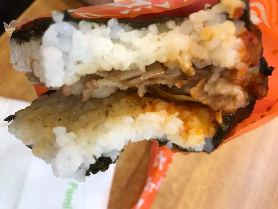 没热透的全家韩式烤肉饭团~~肥肉很多哎