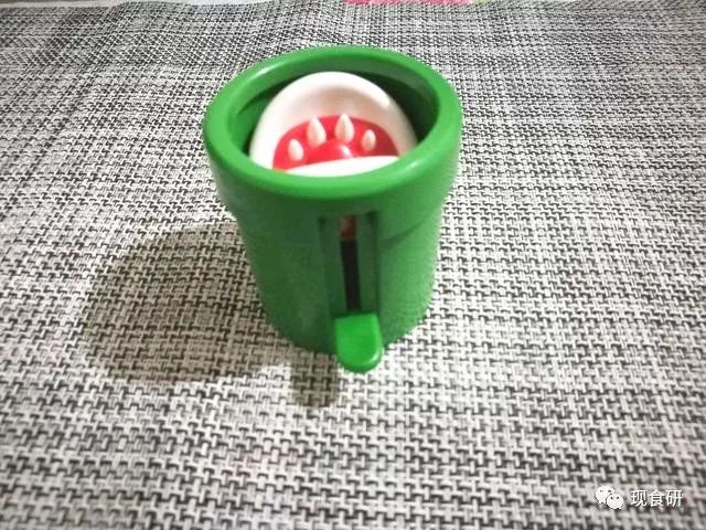 麦当劳并不走心的儿童玩具，另附玉米沙拉和热朱古力测评