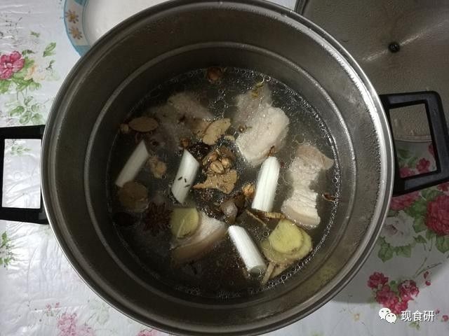 今天我要吃肉夹馍！可惜懒懒的我只做了腊汁肉