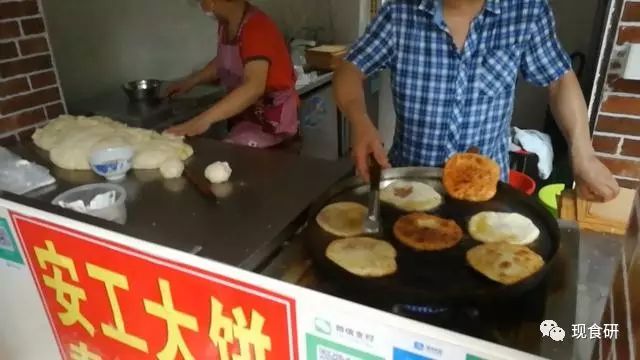 沉淀21年时光的美味大饼 每天卖出近千张 安工大饼体验报告