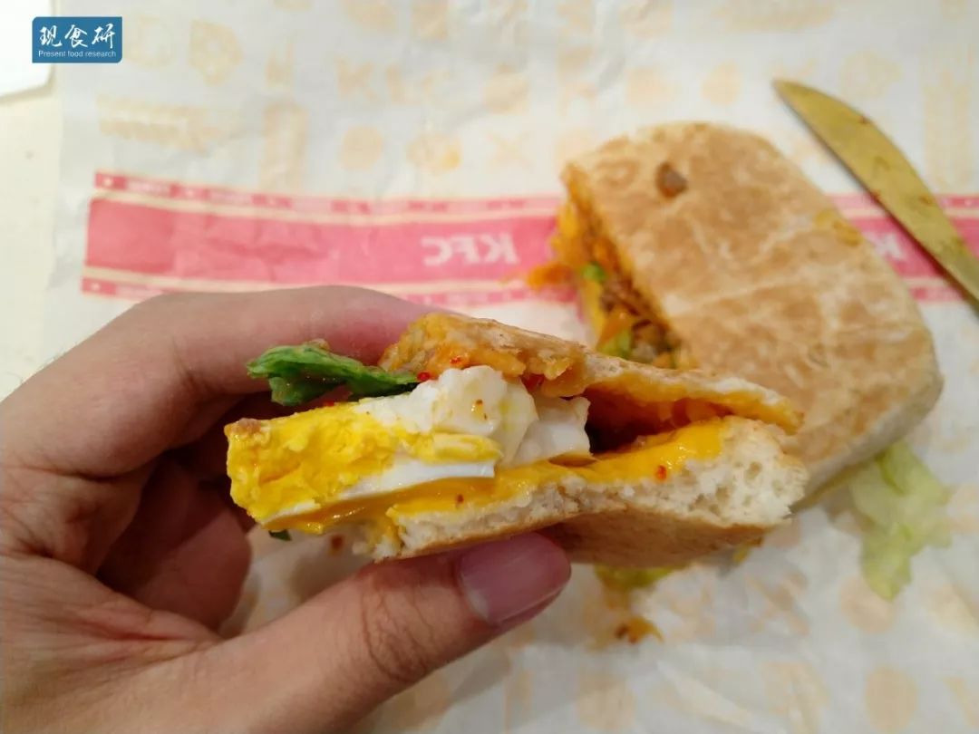 牛肉碎=肥牛？愚人节般的肯德基早餐泡菜肥牛蛋帕尼尼测评