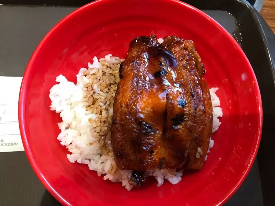 整块的鳗鱼下面是整块的鱼皮~食其家的鳗鱼饭测评