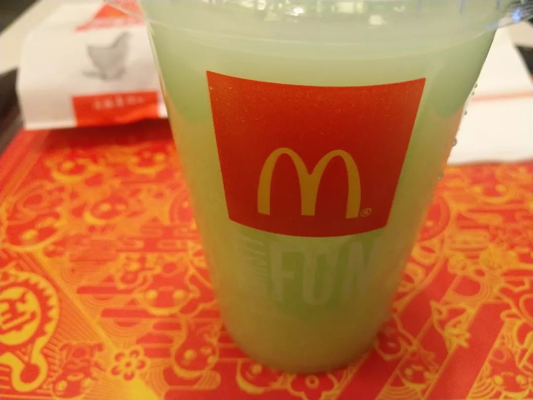 全身泛着翠绿的饮料，麦当劳青柠妖格饮测评