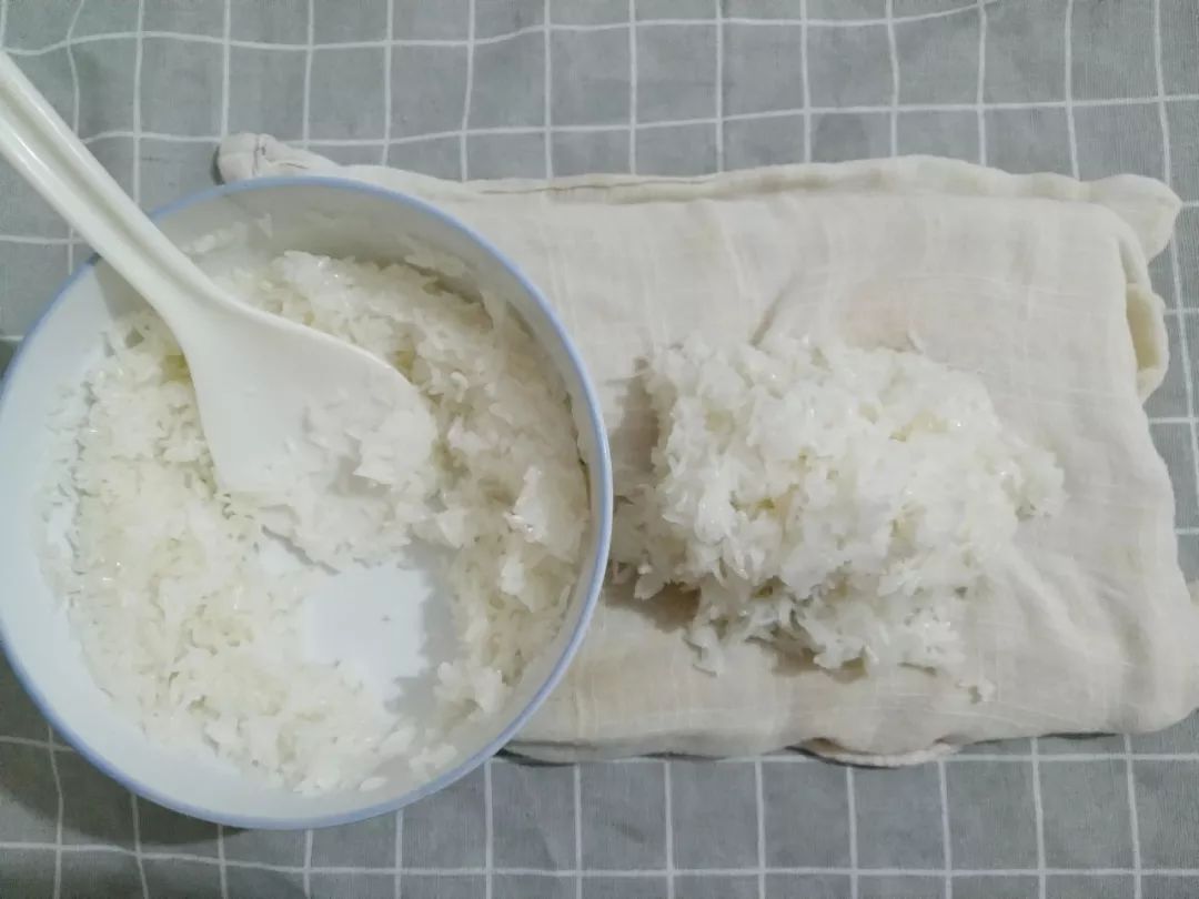 米饭、糖、油条三者构成的最简单美味，普通滋饭了解一下