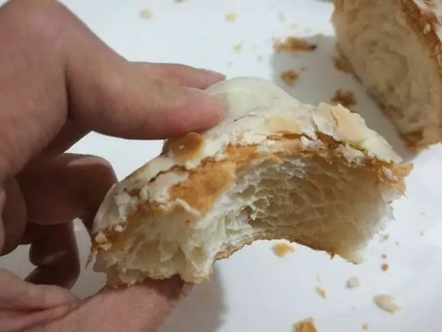 白巧克力与面包的碰撞，星巴克白巧可颂味道如何
