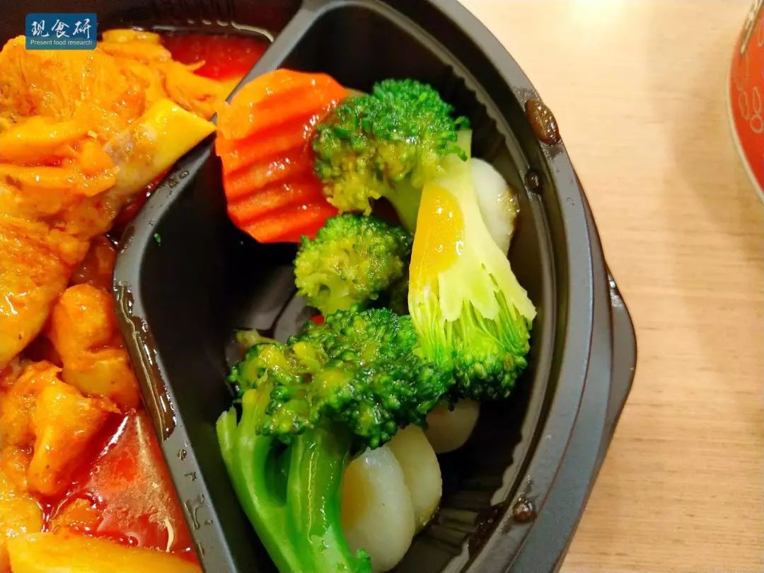 肯德基新品测评，饭桶系列的川辣泡椒鸡块饭好吃嘛？