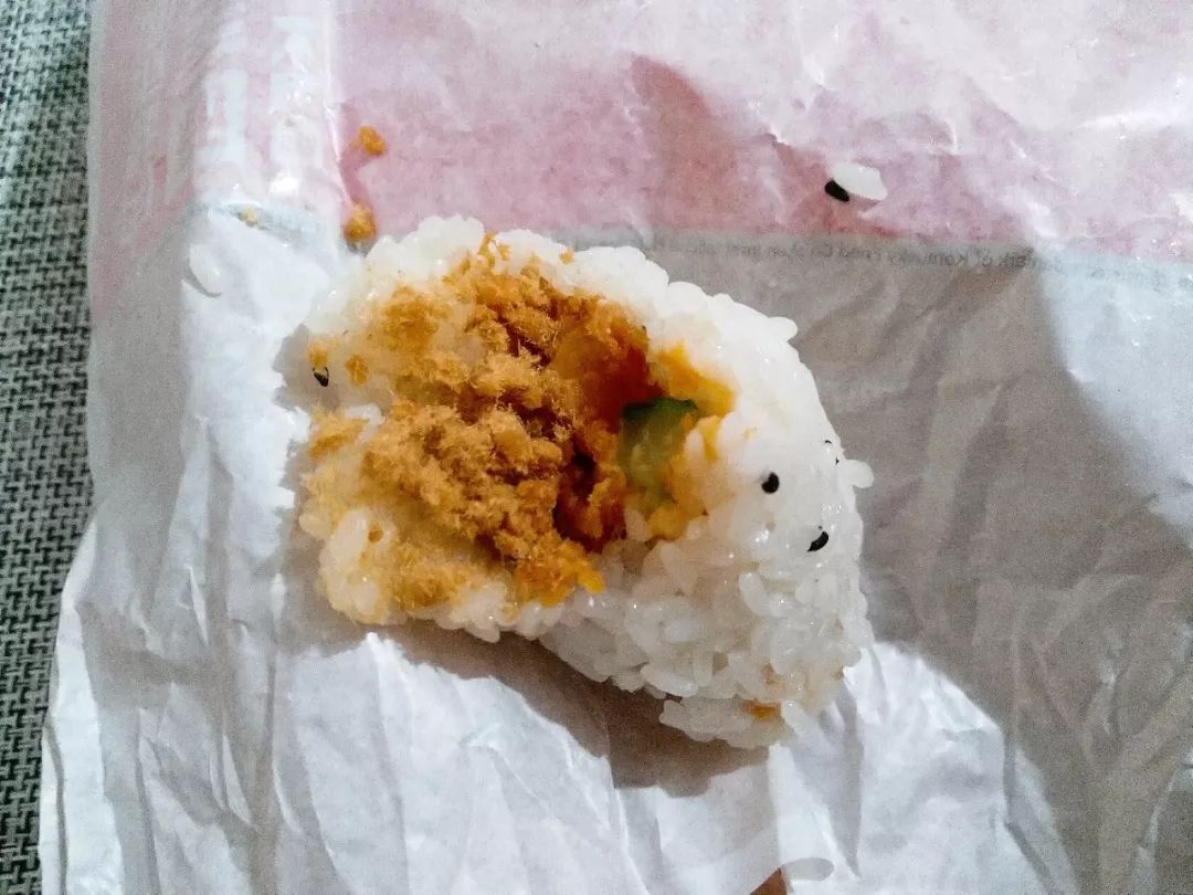 咸蛋黄与饭团结合会好吃么？肯德基金沙咸蛋黄肉酥饭团测评