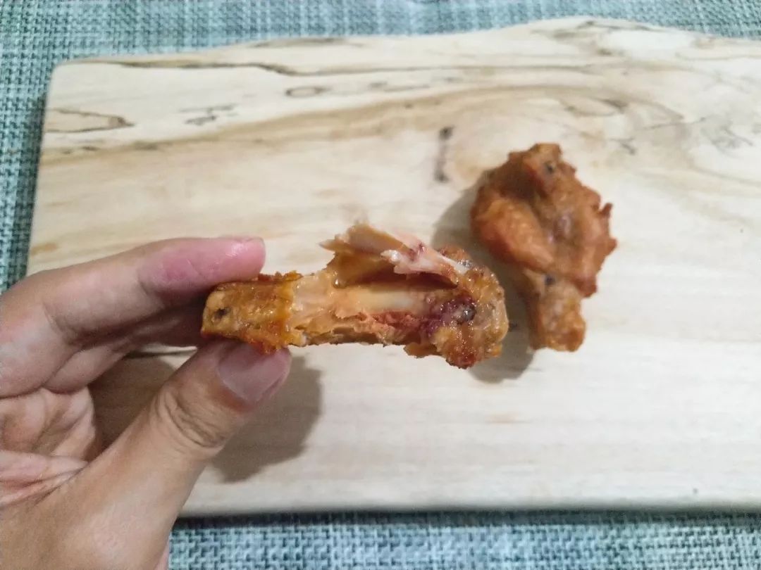 孜然扒翅和香酥鸡腿，华莱士两款普通的小食测评