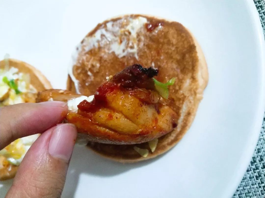 竟然有些出乎意料的好吃，华莱士的板烧鸡腿堡测评