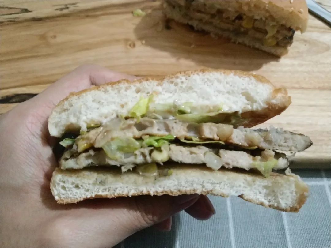 每一口都超级生脆，汉堡王双层BBQ烤猪堡测评
