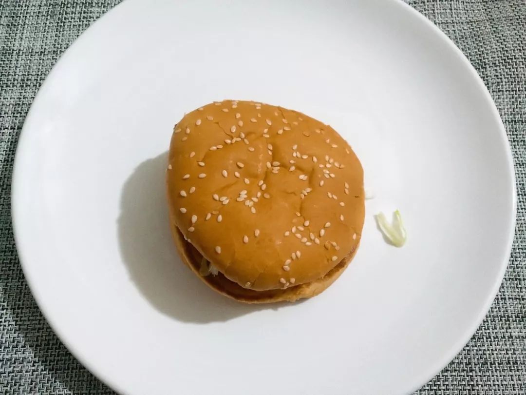 竟然有些出乎意料的好吃，华莱士的板烧鸡腿堡测评